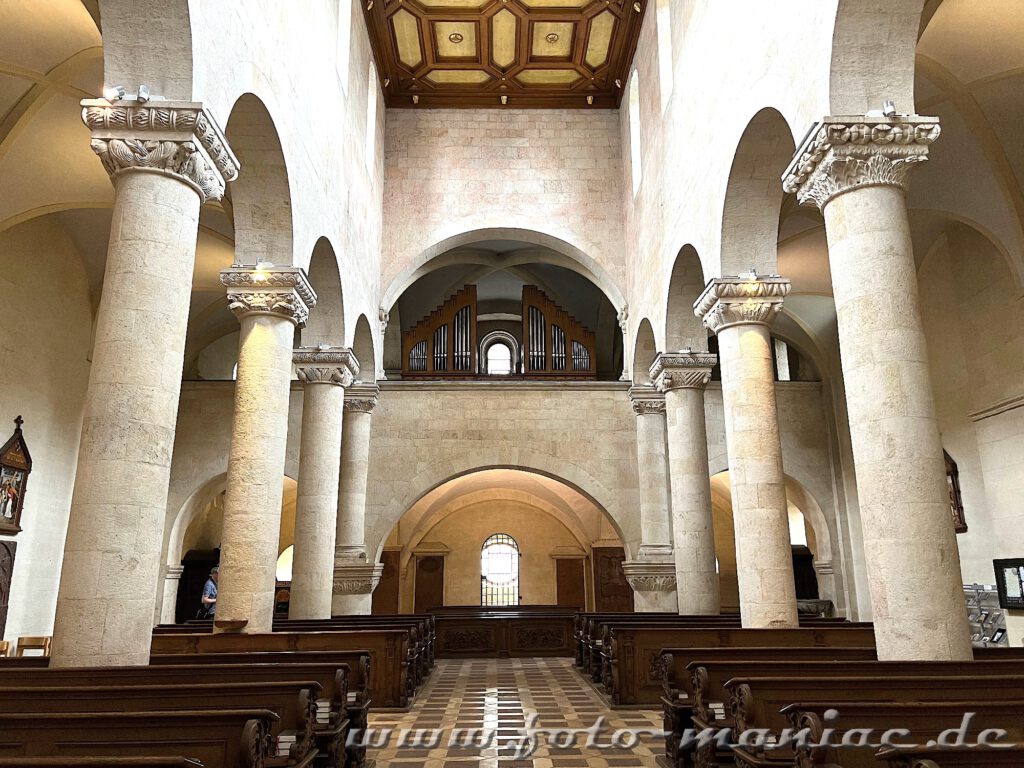 Starke Säulen stützen das Innere der Schottenkirche