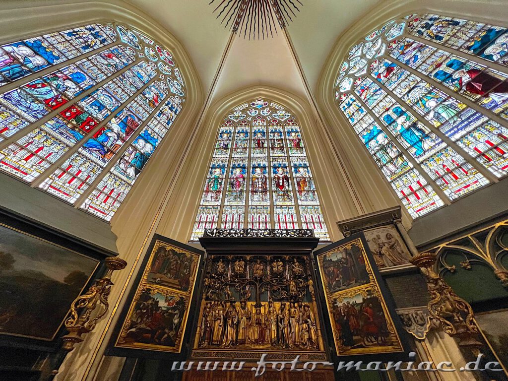 Prächtige Buntglasfenster und kostbarer Altar in der St. Salvator-Kathedrale, eine der schönsten Kirchen in Brügge
