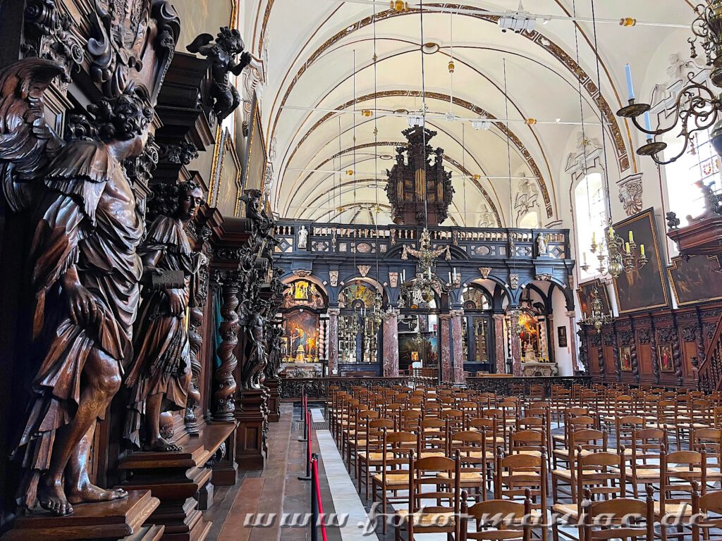 Reiche Schnitzereien in der Annakirche in Brügge