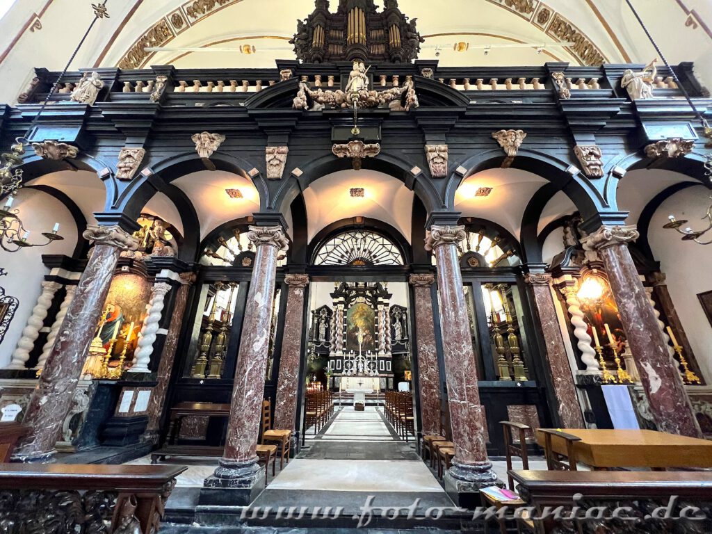 Die schönsten Kirchen in Brügge: Der Lettner aus dunklem Marmor in der Annakirche