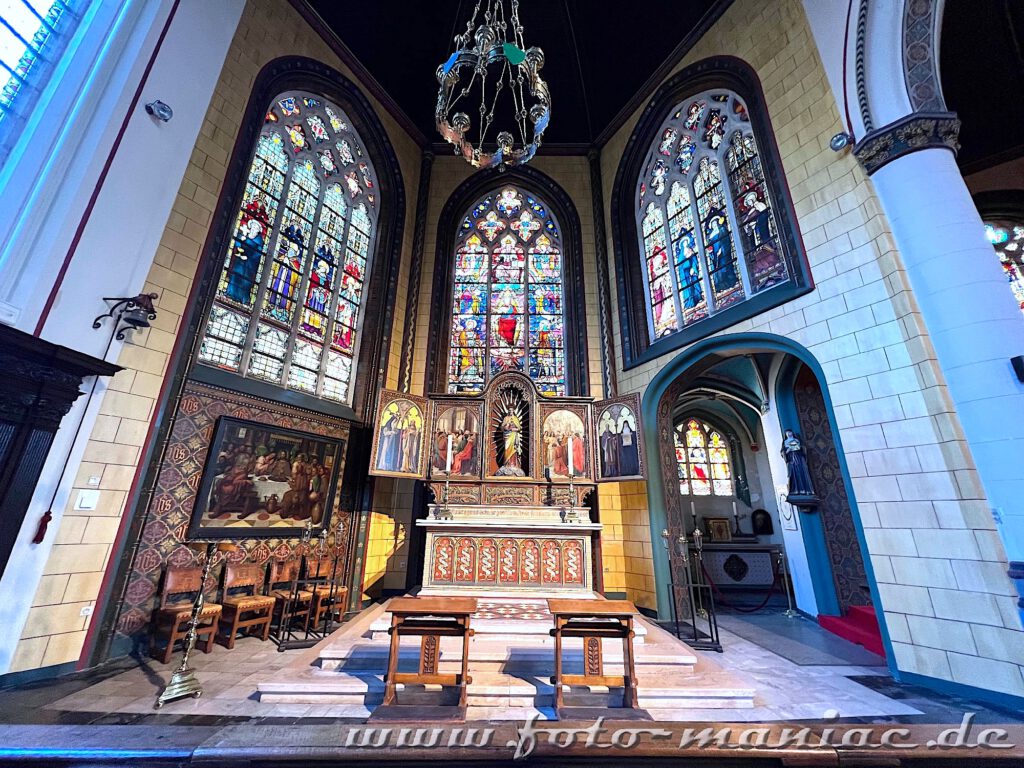 Blick auf den Altar der Kirche St. Gillis in Brügge