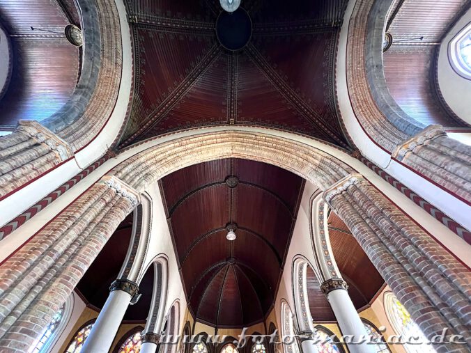 Blick in das Deckengewölbe der Kirche St. Gillis in Brügge