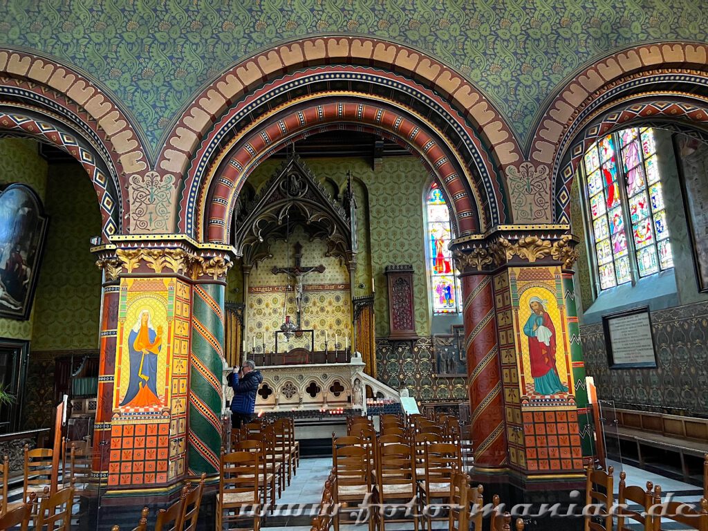 Schön gestaltete Bögen trennen die die Räume der Heilig-Blut-Doppelkapelle in Brügge
