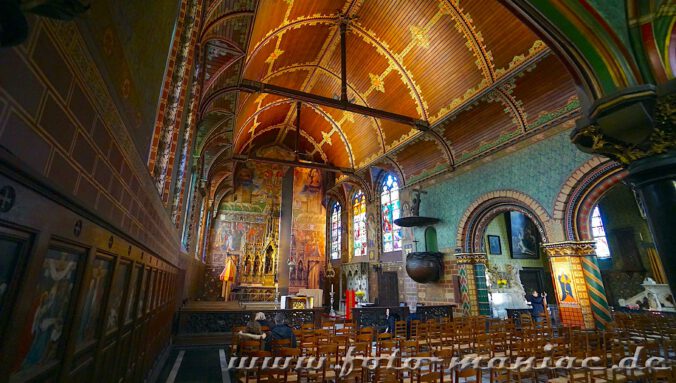 Innenraum einer der schönsten Kirchen von Brügge - die Heilig-Blut-Basilika