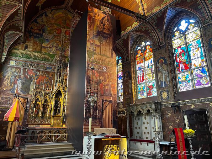Die schönsten Kirchen von Brügge - üppig ausgestalteter Altarraum in der Heilig-Blut-Basilika