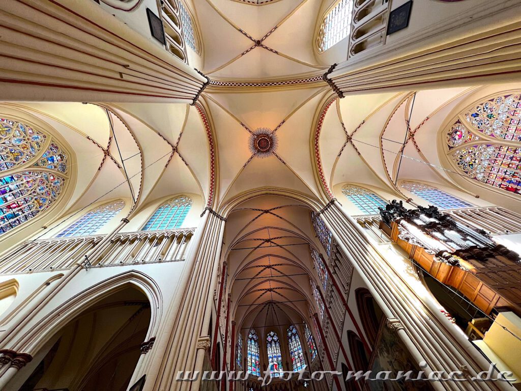 Blick zur Decke in der St. Salvator-Kathedrale in Brügge