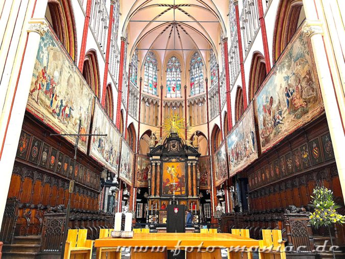 Prächtig ausgestatteter Chorraum in der St. Salvator-Kathedrale, einer schönsten Kirchen in Brügge