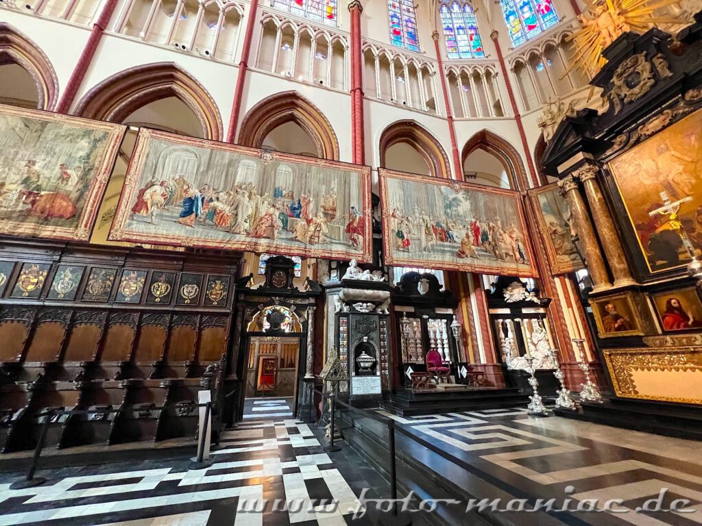 Der Chorraum in der St. Salvator-Kathedrale ist kostbar ausgestattet