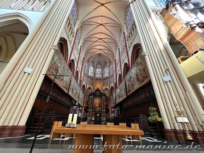 Blick in den Chor der St. Salvator, ein der schönsten Kirchen in Brügge