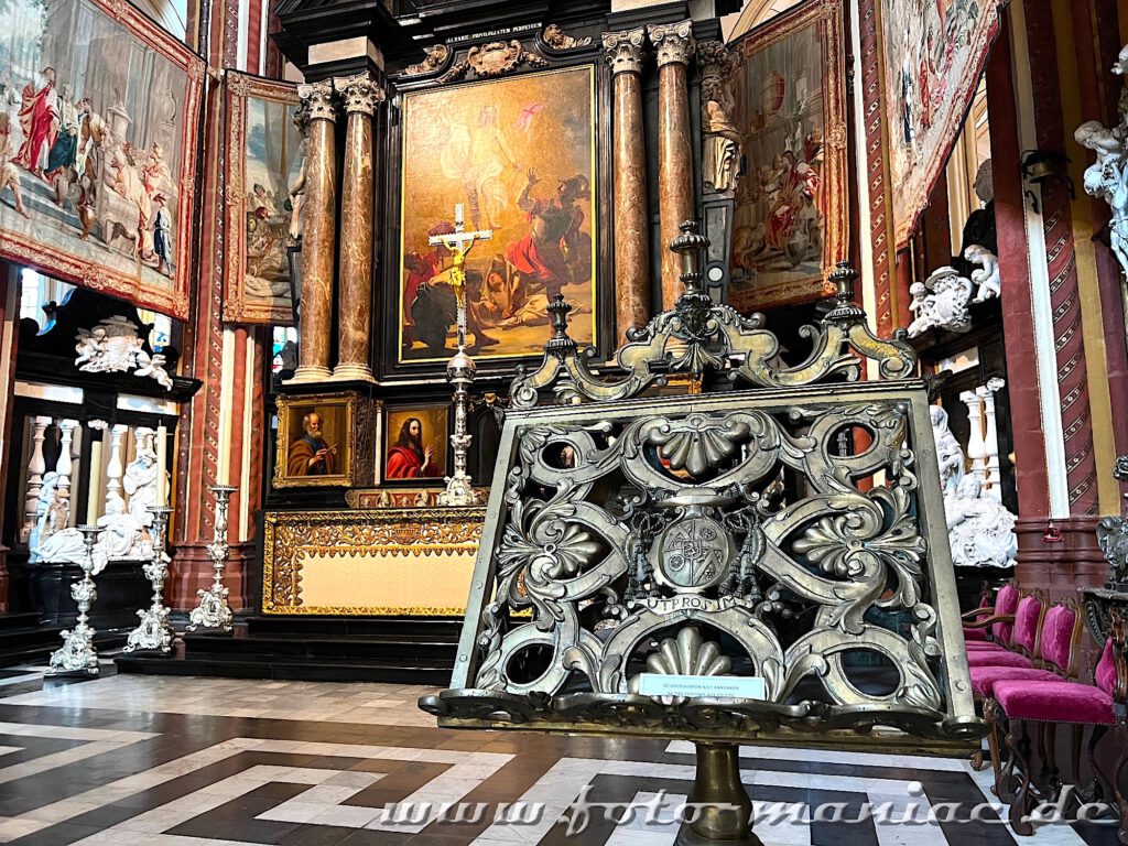 Barocke Ausstattung der St. Salvator-Kathedrale, eine er schönsten Kirchen in Brügge