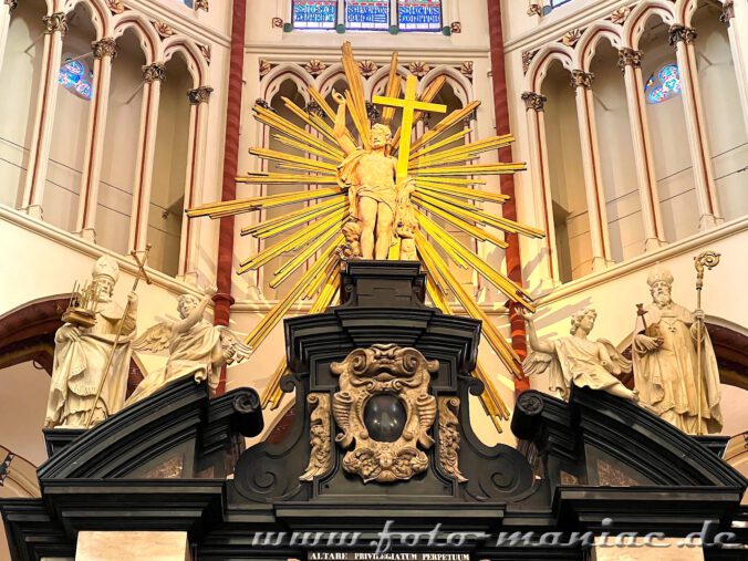 Spitze des Altars in der St. Salvaor-Kathedrale in Brügge
