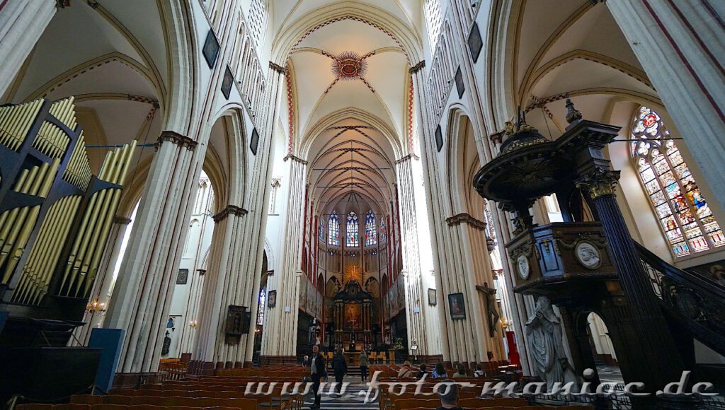 Blick in die St. Salvador - eine der schönsten Kirchen von Brügge