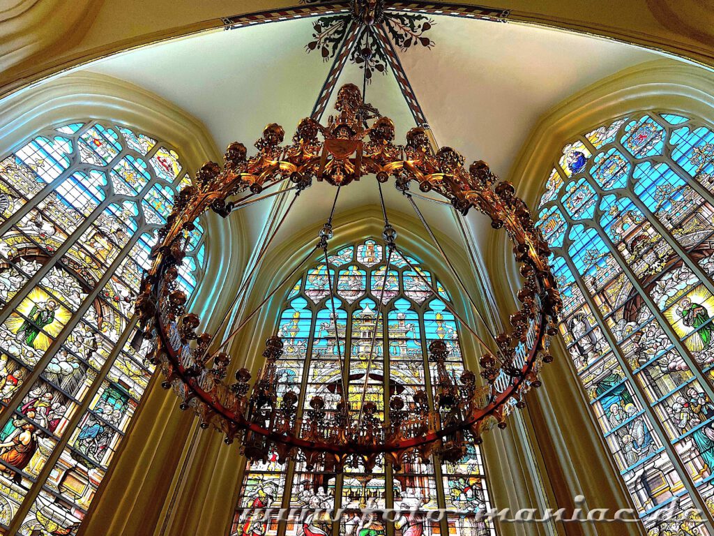 Prächtige Buntglasfenster und ein Leuchter in der St. Salvator-Kathedale, eine der schönsten Kirchen in Brügge