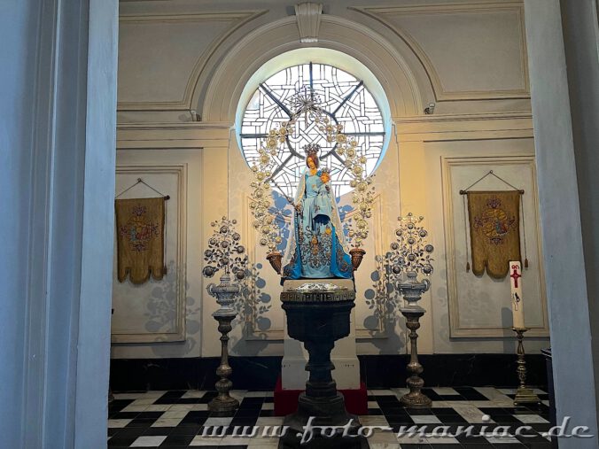 Maria mit dem Jesuskind auf dem Arm in der Kirche Walburga in Brügge