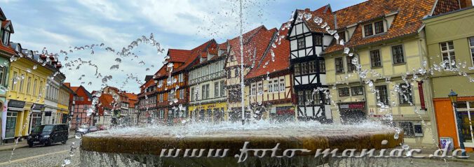 Ausflug nach Quedlinburg: Springbrunnen vor Fachwerkhäusern