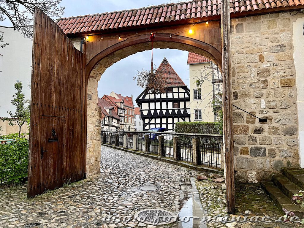Ausflug nach Quedlinburg: Blick durch ein geöffnetes zweiflügliges Tor