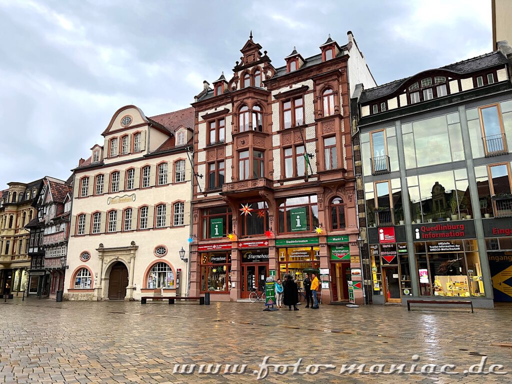Blick auf Häuserzeile auf dem Quedlinburger Markt