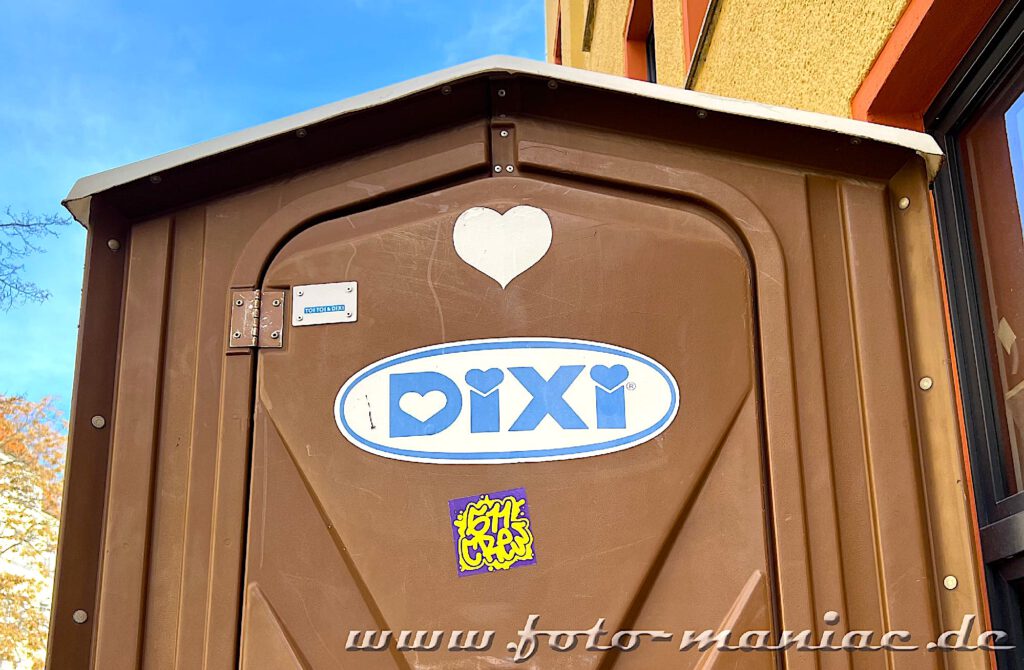 Dixii-Logo und Herz bezeichnen die Marke der ersten mobilen WCs für unterwegs