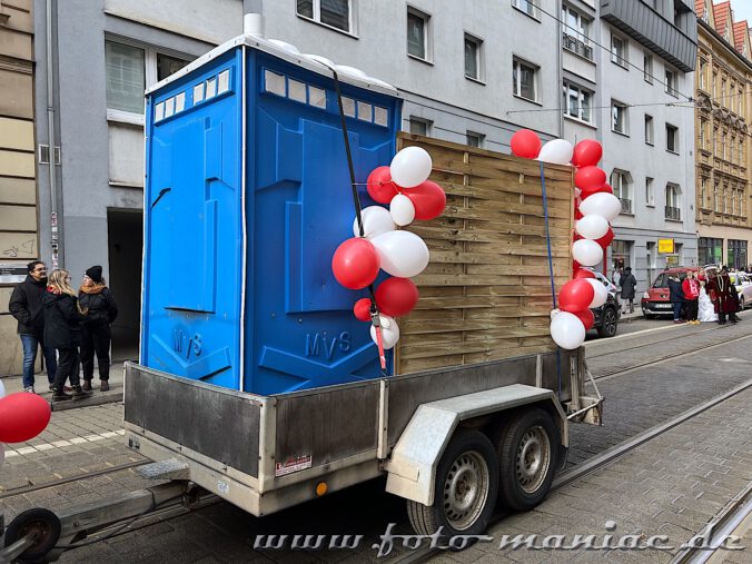 Ein stilles Örtchen auf einem Anhänger im Rosenmontagsumzug