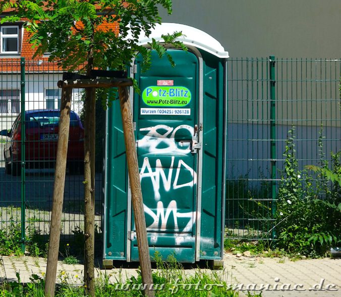 Ein grünes mobiles WC-Häuschen von Potz Blitz