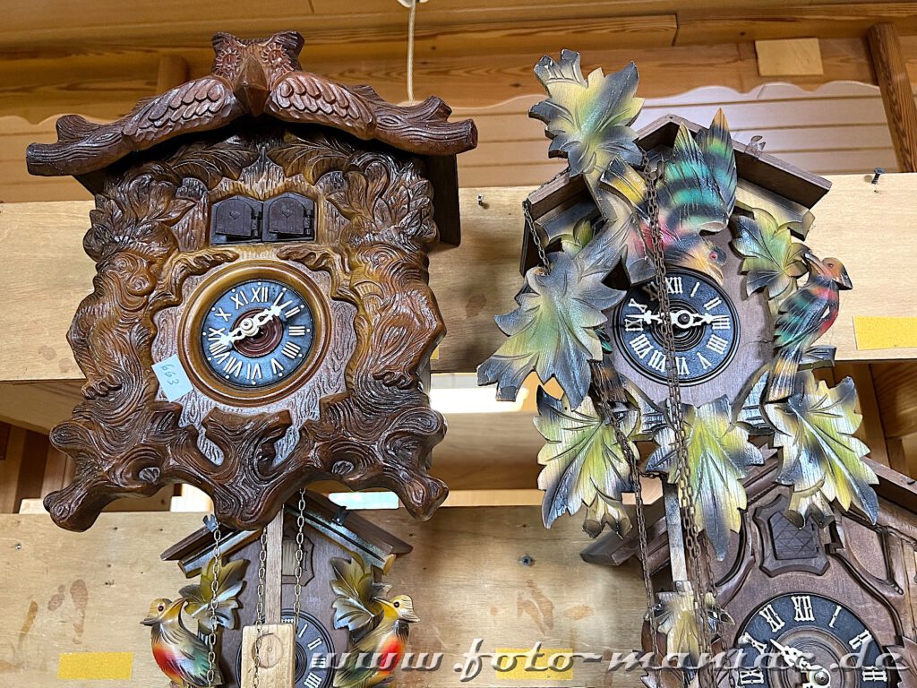 Zwei Kuckucksuhren im Uhrenmuseum Gernrode