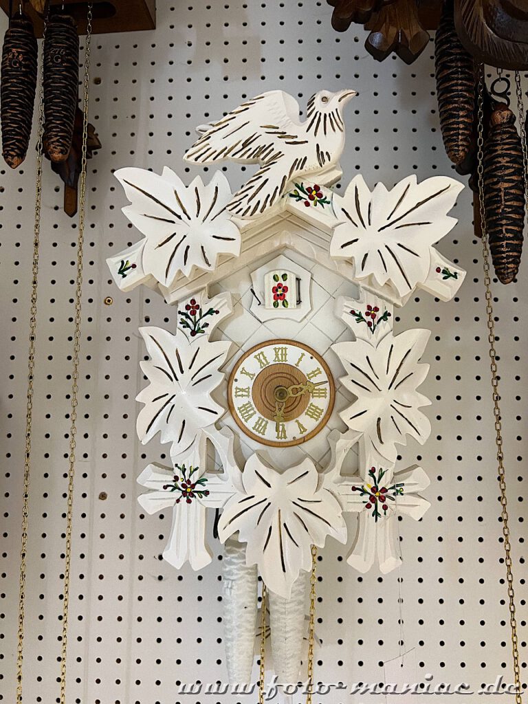 Eine Kuckucksuhr in Weiß im Uhrenmuseum Gernrode