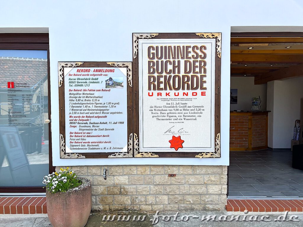 Urkunde vom Guinness Buch der Rekorde für das weltgrößte Wetterhaus am Eingang zur Uhrenfabrik in Gernrode