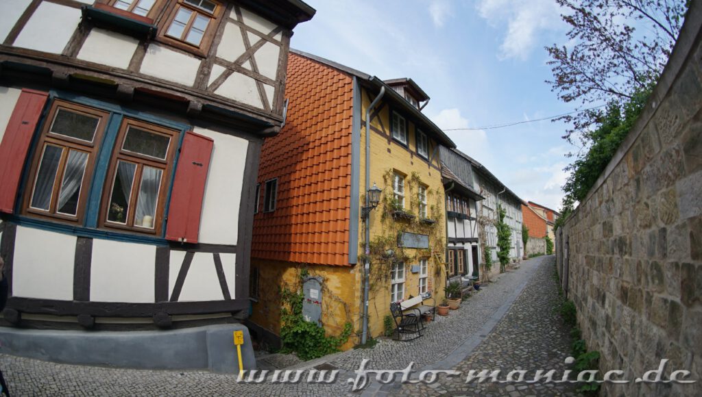 Denkmalgeschützte Häuser in der Gasse am Schlossberg in Quedlinburg
