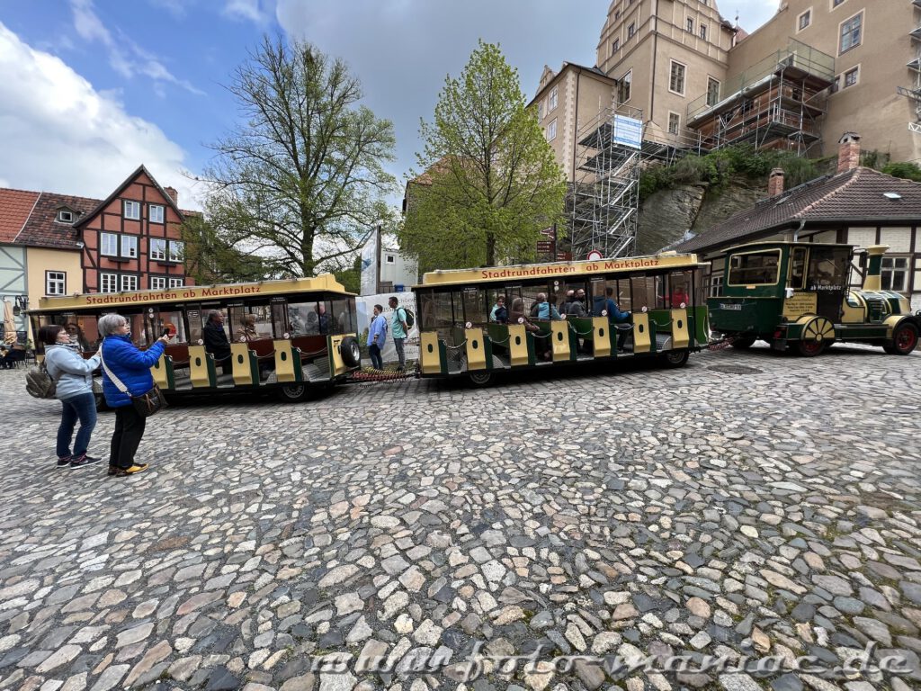 Die Bimmelbahn nimmt während der Fahrt durch Quedlinburg auch große Steigungen