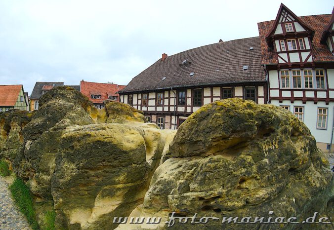 Sandsteinbrocken verdecken teilweise die Sicht auf die Häuser am Schlossberg