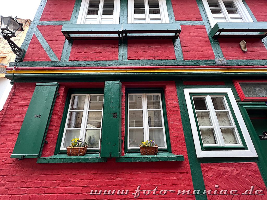 Farbenfrohe Fassadengestaltung der einstigen Schuhmacherhäuser