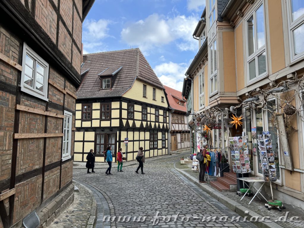 Ausflug nach Quedlinburg: Blick in eine mit Kopfsteinen gepflasterte Gasse