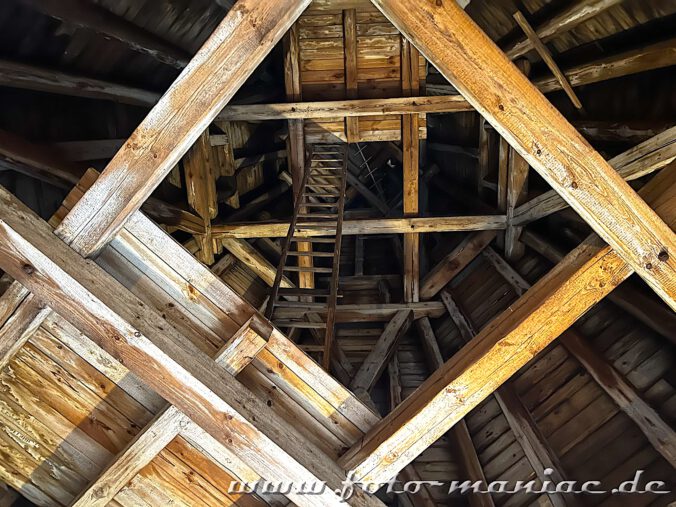 Blick in den Dachstuhl eines Turms der Benediktkirche