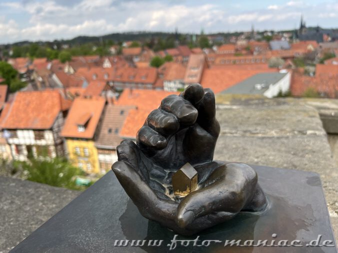 Plastik der schützenden Hände über Quedlinburg