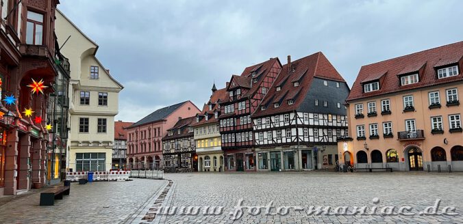 Ausflug nach Quedlinburg: Der Marktplatz ist weitläufig und von Fachwerk umbaut