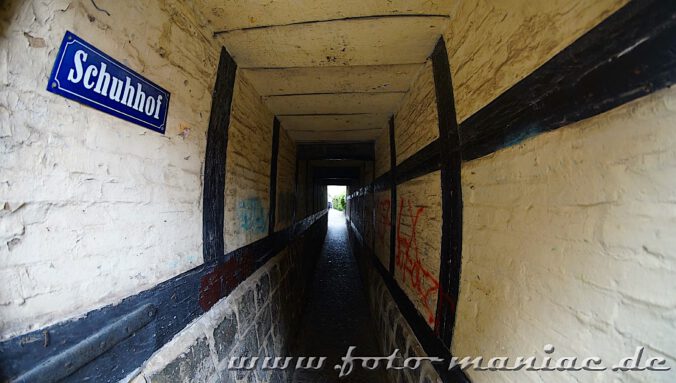 Der Durchgang zum Schuhof in Quedlinburg ist schmal und führt mitten durch ein Fachwerkhaus