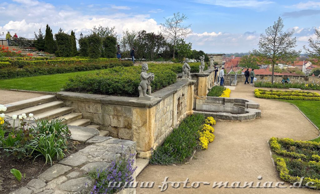 Blumen und Putten im Schlossgarten in Quedlinburg