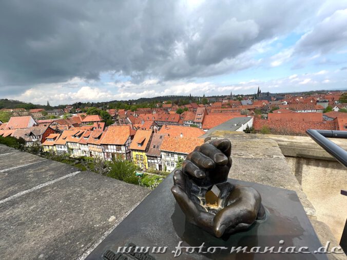 Die schützenden Hände im Schlossgarten von Quedlinburg