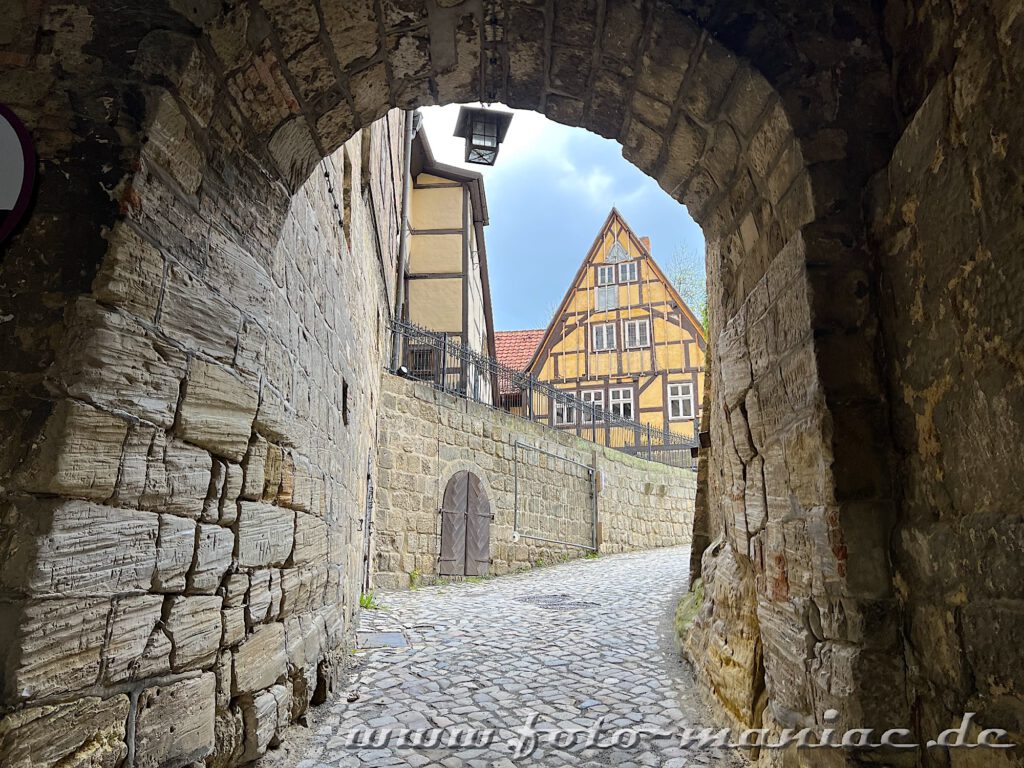 Ein historisches Tor in Quedlinburgs Altstadt