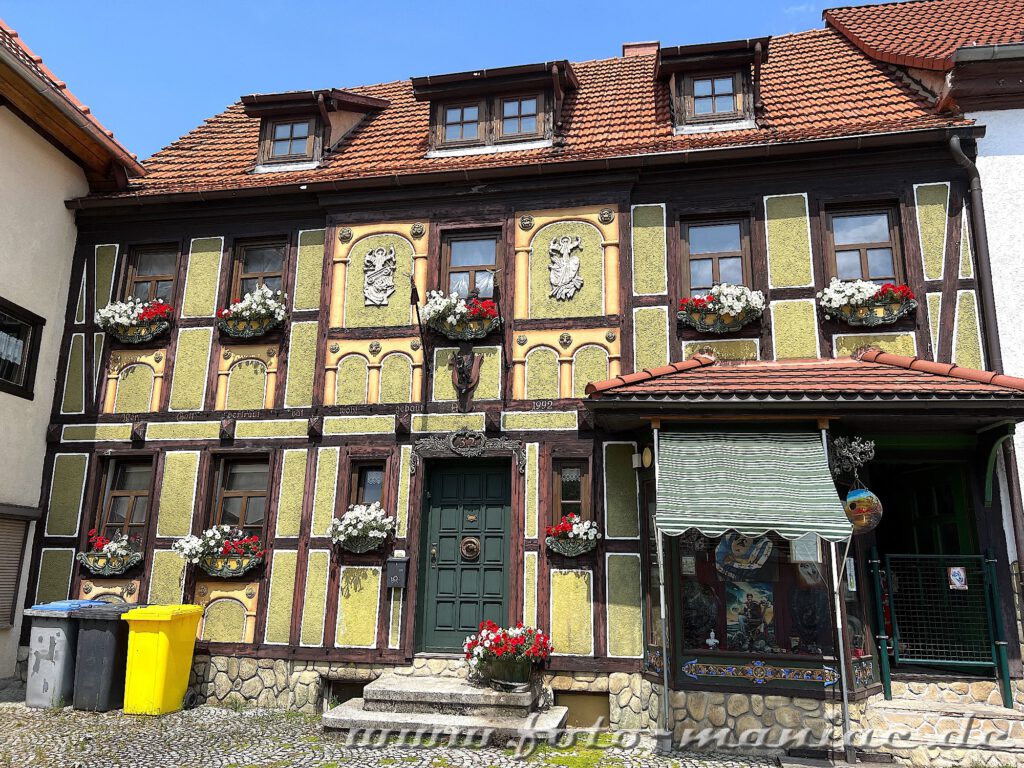Üppig dekorierte Fassade eines Gebäudes in Gernrode