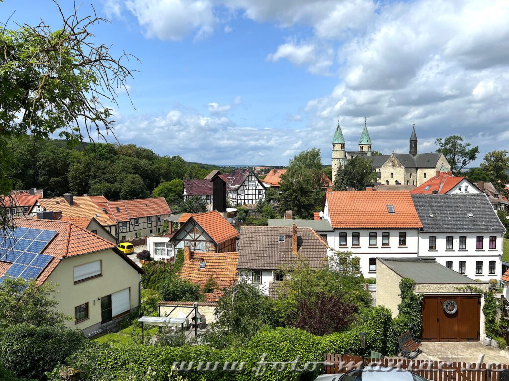 Abstecher nach Gernrode: Die Stiftskirche rgt über die Dächer der Stadt