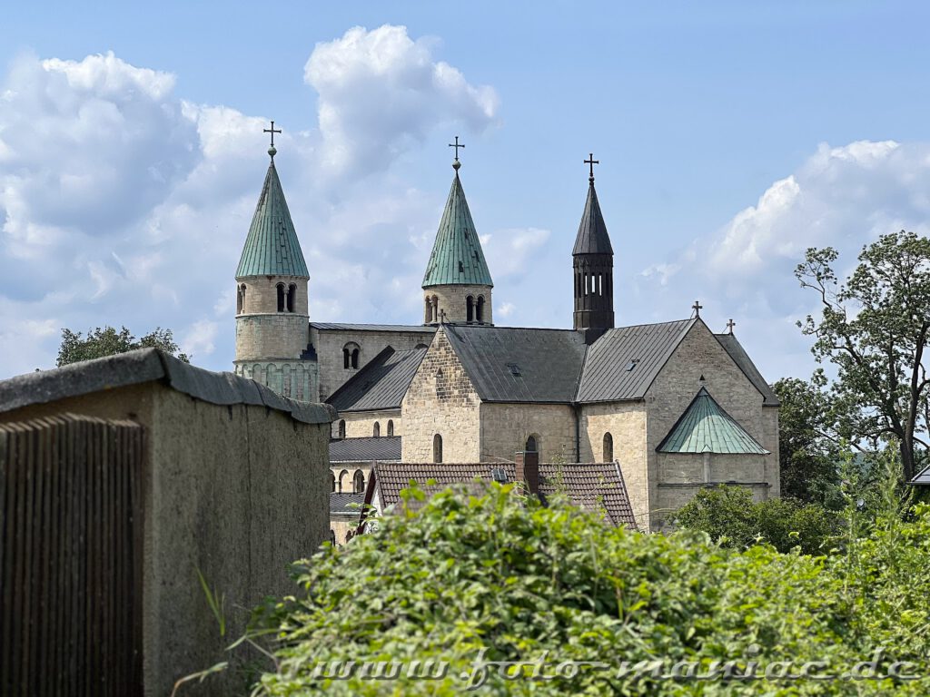 Die Türme der Stiftskirche Cyriakus in Gernrode sieht man schon von weitem