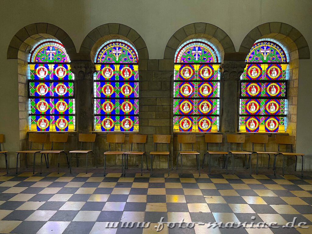 Vier schöne Bleiglasfenster in der Stiftskirche Cyriakus in Gernrode