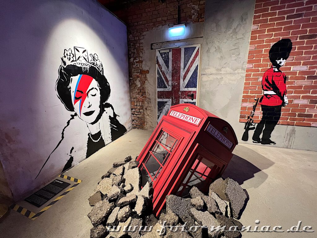 Banksy im Kunstkraftwerk Leipzig - Queen mit Ziggy Stardust- Bemalung