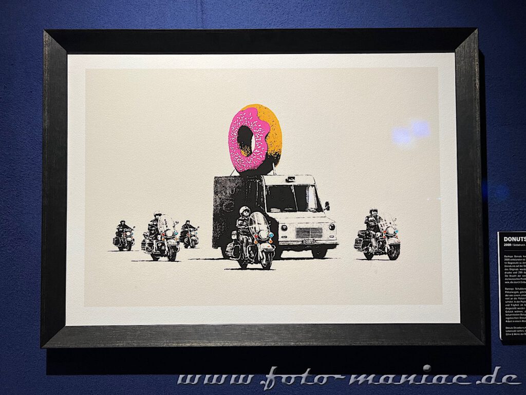 Banksy im Kunstkraftwerk Leipzig - Polizeieskorte für einen Donut auf einem Räumfahrzeug