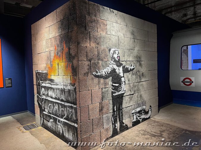 Banksy im Kunstkraftwerk Leipzig - Junge fängt mit rausgestreckter Zunge Aschepartikel