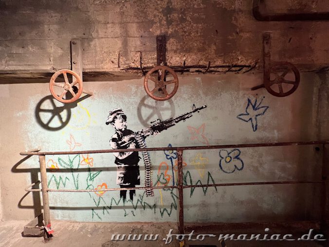 Banksy im Kunstkraftwerk Leipzig - Junge schießt mit Maschinengewehr