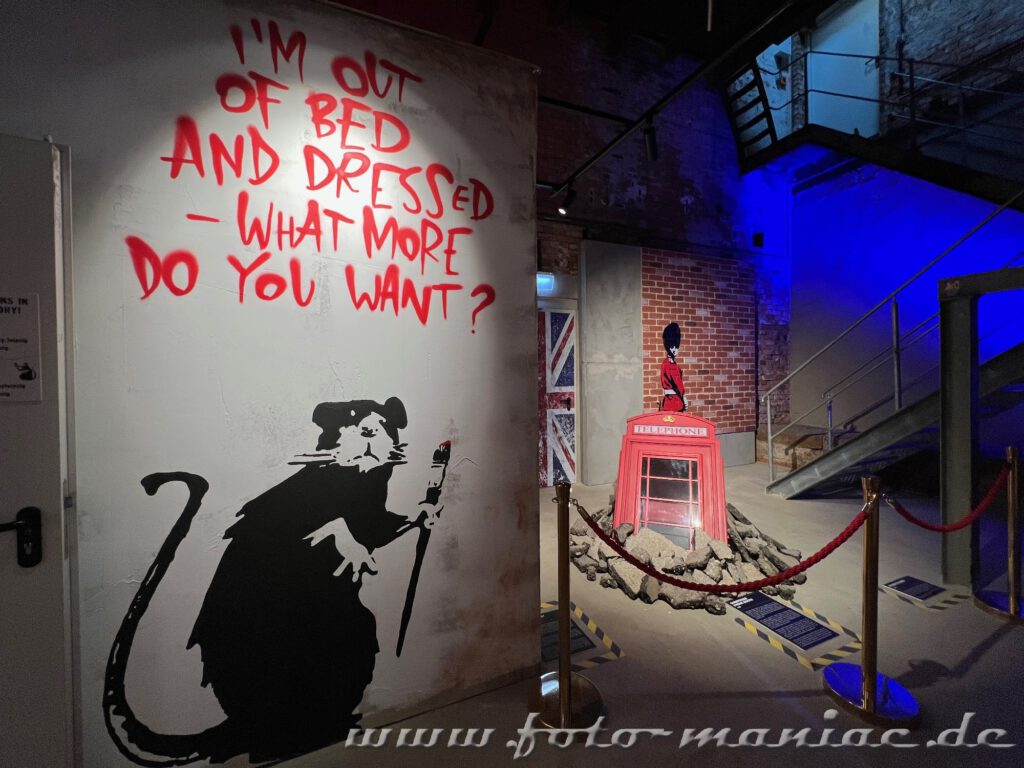 Banksy im Kunstkraftwerk Leipzig - Ratte mit Pinsel vor einer Botschaft