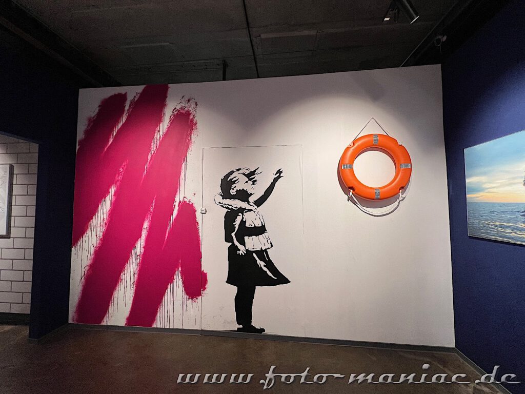 Banksy im Kunstkraftwerk Leipzig - Mädchen mit Schwimmweste greift nach einem Rettungsring