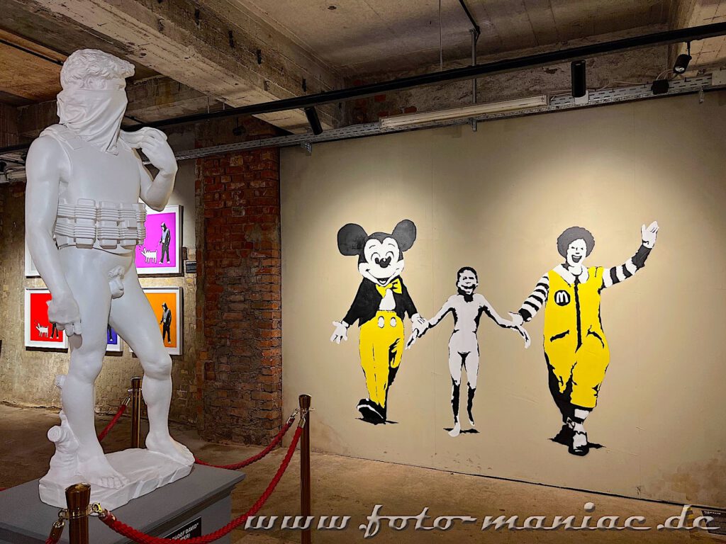 Banksy im Kunstkraftwerk Leipzig - Mickey Mouse und McDonald's-Mann mit Napalm-Mädchen aus Vietnam
